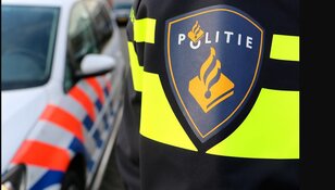 Vluchtauto de bocht uit