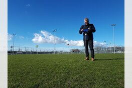 Na een jaar van ‘natte voeten’ nu nieuw gras op sportpark De Koog