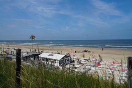 Weer zwarte plastic korrels aangespoeld op Zandvoortse stranden