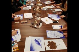 Tekenen met bic-pen bij kasteeltuin Assumburg