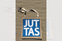 Strandwandelaar kan in Wijk aan Zee koffie, thee of ijsje afrekenen met een volle juttas aan strandvuil