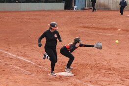 Nederlands softbalteam U16 op bezoek bij Rooswijk