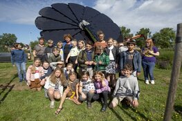 SmartFlower feestelijk geopend door leerlingen van de Bosbeekschool