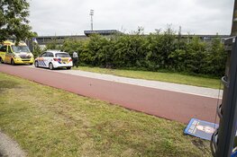 Motorrijles gaat mis, vrouw rijdt in bosjes en raakt gewond