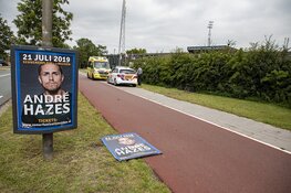 Motorrijles gaat mis, vrouw rijdt in bosjes en raakt gewond