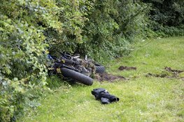 Motorrijles gaat mis, vrouw rijdt in bosjes en raakt gewond