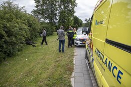 Motorrijles gaat mis, vrouw rijdt in bosjes en raakt gewond