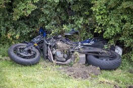 Motorrijles gaat mis, vrouw rijdt in bosjes en raakt gewond