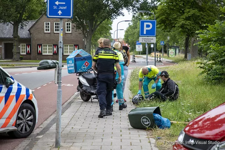 Pizzabezorger klapt tegen vuilnisbak in Haarlem