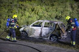 Auto volledig uitgebrand aan de IJmuiderslag
