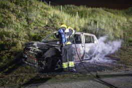 Auto volledig uitgebrand aan de IJmuiderslag