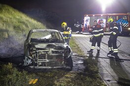 Auto volledig uitgebrand aan de IJmuiderslag
