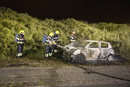 Auto volledig uitgebrand aan de IJmuiderslag