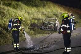 Auto volledig uitgebrand aan de IJmuiderslag
