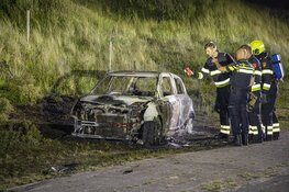 Auto volledig uitgebrand aan de IJmuiderslag