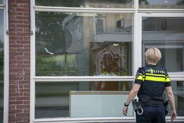 Meisjes vernielen raam van school aan de Rijksstaatweg