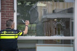 Meisjes vernielen raam van school aan de Rijksstaatweg