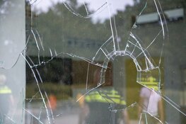 Meisjes vernielen raam van school aan de Rijksstaatweg