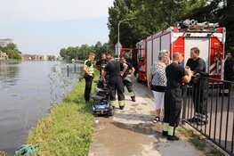 Vrouw op scootmobiel het Spaarne in