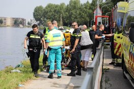 Vrouw op scootmobiel het Spaarne in