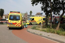 Vrouw op scootmobiel het Spaarne in