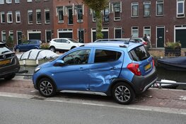 Kerende pakketbezorger ziet motorrijder over het hoofd