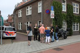 Kerende pakketbezorger ziet motorrijder over het hoofd