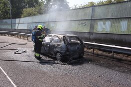 Net APK-gekeurde auto volledig uitgebrand langs A9 bij Velsen-Zuid
