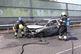 Net APK-gekeurde auto volledig uitgebrand langs A9 bij Velsen-Zuid