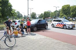 Afslaande automobilist ziet scooterrijdster over het hoofd