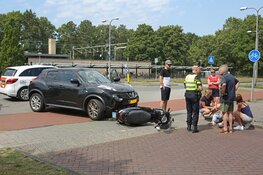 Afslaande automobilist ziet scooterrijdster over het hoofd