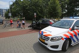Afslaande automobilist ziet scooterrijdster over het hoofd