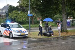 Scooterrijdster onderuit op nat wegdek in Heemstede