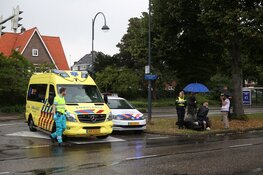 Scooterrijdster onderuit op nat wegdek in Heemstede