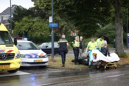 Scooterrijdster onderuit op nat wegdek in Heemstede