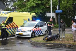 Scooterrijdster onderuit op nat wegdek in Heemstede