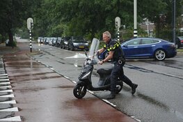 Scooterrijdster onderuit op nat wegdek in Heemstede