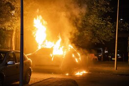 Weer auto verwoest door brand in Haarlem