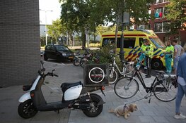 Maaltijdbezorger in botsing met fietsster