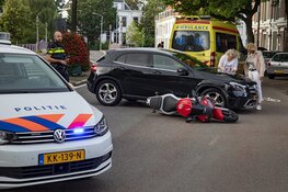 Motor botst op afslaande auto op de Nassaulaan
