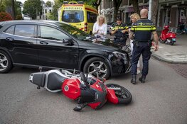 Motor botst op afslaande auto op de Nassaulaan