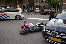 Motor botst op afslaande auto op de Nassaulaan