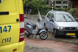 Scooterrijdster gewond na botsing tegen auto in Haarlem