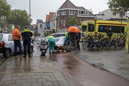 Scooterrijdster gewond na botsing tegen auto in Haarlem