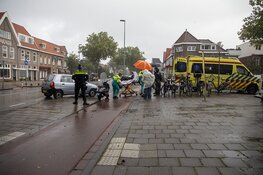 Scooterrijdster gewond na botsing tegen auto in Haarlem