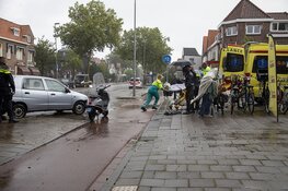 Scooterrijdster gewond na botsing tegen auto in Haarlem