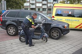 Afslaande automobilist ziet scooterrijder over het hoofd in Heemstede