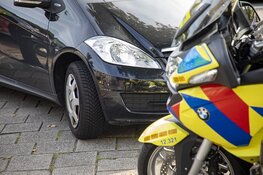 Scooterrijdster gewond door afslaande auto in Haarlem