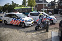 Scooterrijdster gewond door afslaande auto in Haarlem