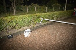 Automobilist vlucht na botsing tegen lantaarnpaal